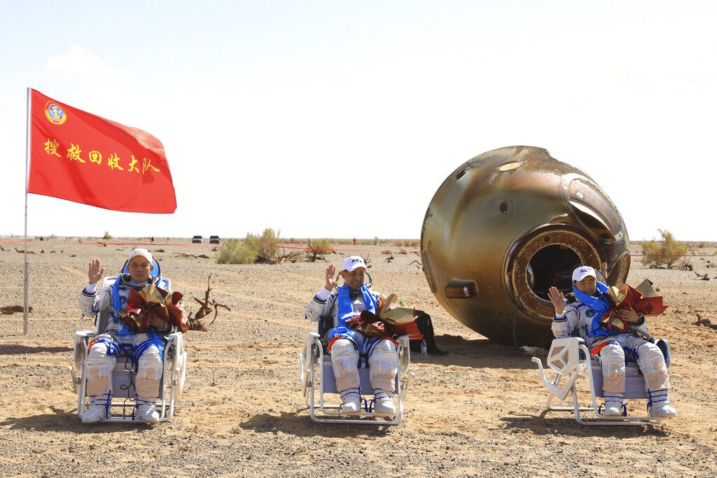 Επιστροφή Κινέζων αστροναυτών μετά την μεγαλύτερη αποστολή στο διάστημα (Video)