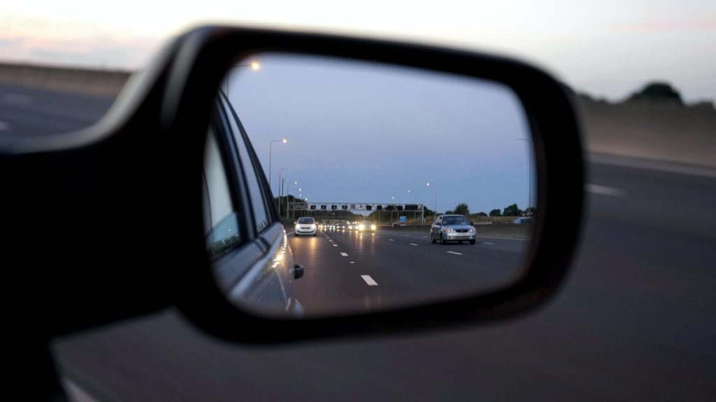 Έρευνα για την οδηγική συμπεριφορά: Το 51% ξεχνά να ανάψει φλας – Το 88% οδηγεί πάνω από το όριο ταχύτητας