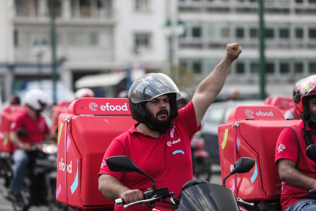 Οι εργαζόμενοι της e-food έδειξαν ότι οι μάχες κερδίζονται στο δρόμο