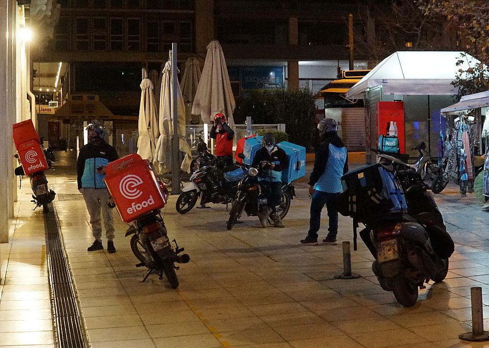 Efood: Απειλές απόλυσης σε όσους riders αρνηθούν να γίνουν… freelancers