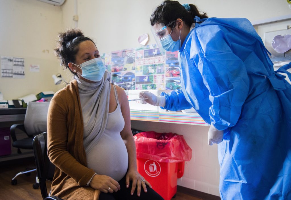 Κορονοϊός: Οι εμβολιασμένες έγκυες περνάνε στα μωρά τους υψηλά αντισώματα