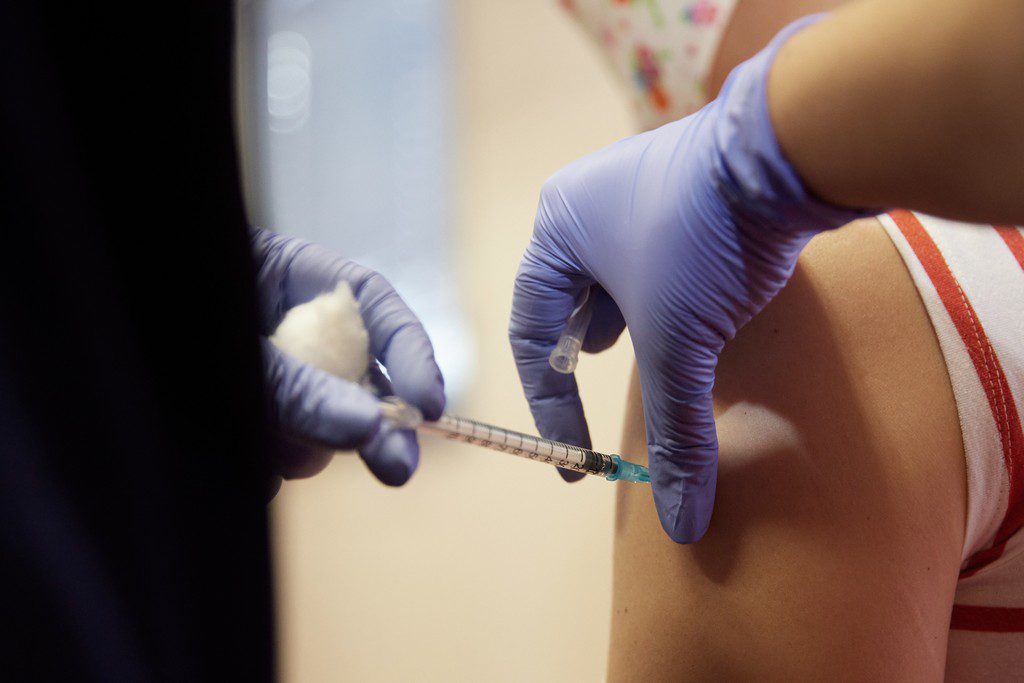 Εικονικοί εμβολιασμοί: Νοσηλεύτρια εξέδιδε πλαστά πιστοποιητικά – Τρεις συλλήψεις