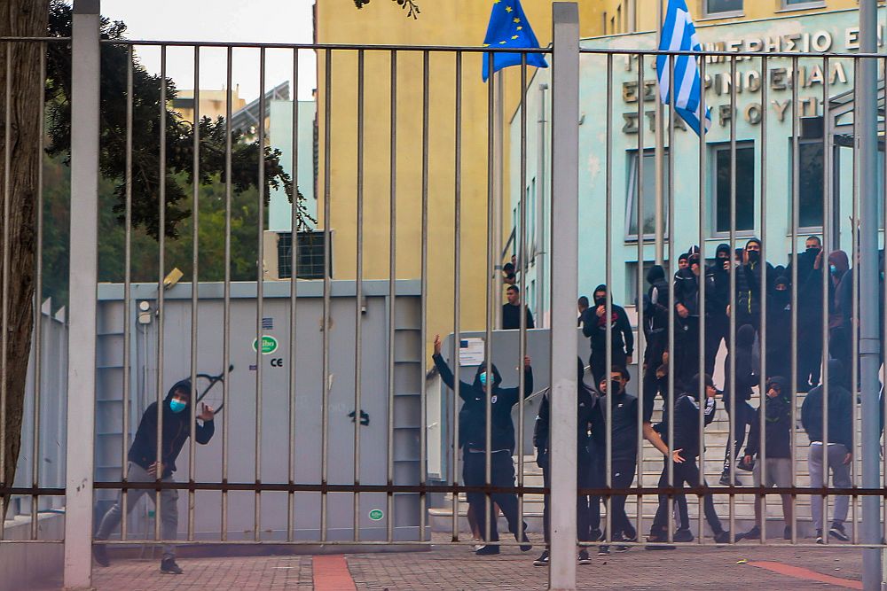 Στη θεωρία των δύο άκρων καταφεύγει η κυβέρνηση για τα επεισόδια στην Σταυρούπολη