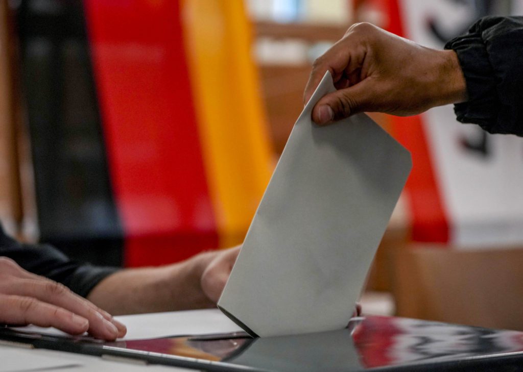 Γερμανικές εκλογές: Άνοιξαν οι κάλπες, αμφίρροπη μάχη – Τα πιθανά σενάρια και οι διαβουλεύσεις