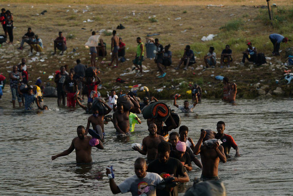 ΗΠΑ: Συνεχίζονται οι απελάσεις αϊτινών μεταναστών ενώ αυξάνεται η πίεση στον Μπάιντεν
