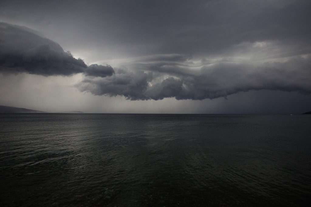 Φθινοπωρινός και την Τρίτη ο καιρός με βροχές και σποραδικά καταιγίδες