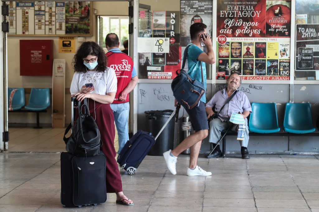 Τι θα ισχύει από Δευτέρα για τους ανεμβολίαστους στις μετακινήσεις με αεροπλάνα, τρένα και ΚΤΕΛ