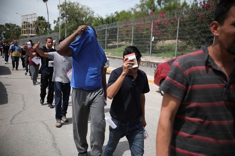 ΗΠΑ: Κομφούζιο με χιλιάδες μετανάστες στα σύνορα με το Μεξικό