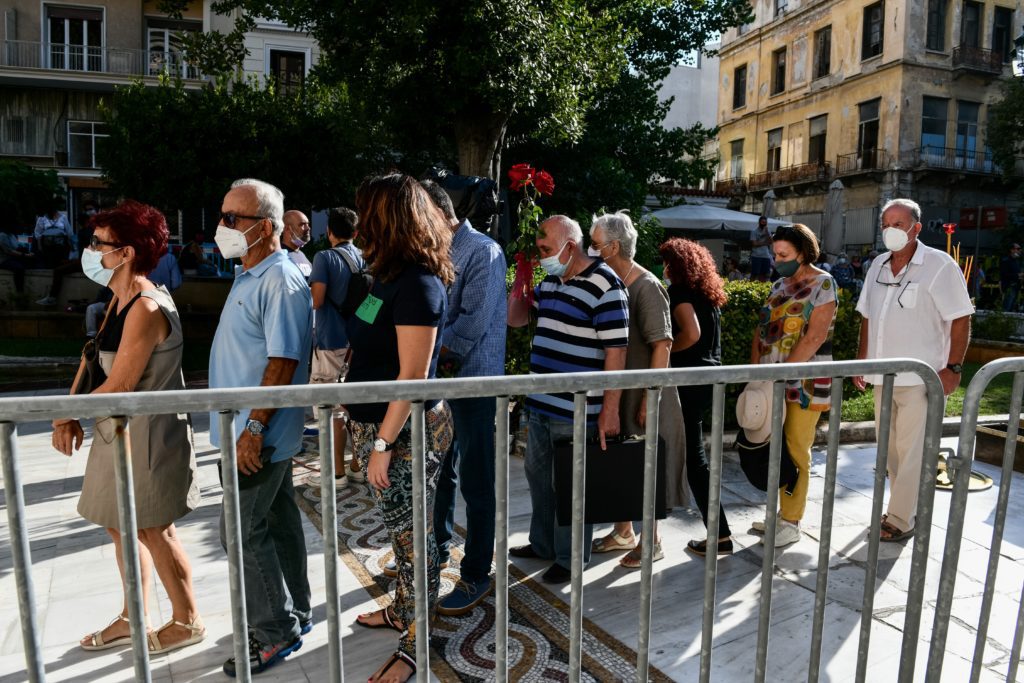 Μίκης Θεοδωράκης: Παρατείνεται κατά μία ώρα στο λαϊκό προσκύνημα
