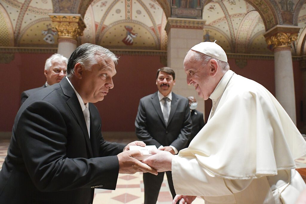 Ουγγαρία: Ο Ορμπάν επικαλείται τον Πάπα Φραγκίσκο για να στηρίξει τις ακραίες του απόψεις
