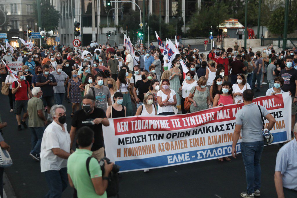 Ηχηρή απάντηση κατά του νομοσχεδίου για τις επικουρικές συντάξεις – «Κάτω τα χέρια από την ασφάλιση» (Photos)