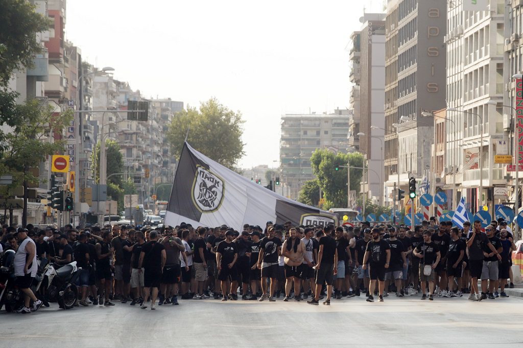 Πορεία οπαδών του ΠΑΟΚ για τους «κοινωνικούς διαχωρισμούς της χουντικής κυβέρνησης Μητσοτάκη»