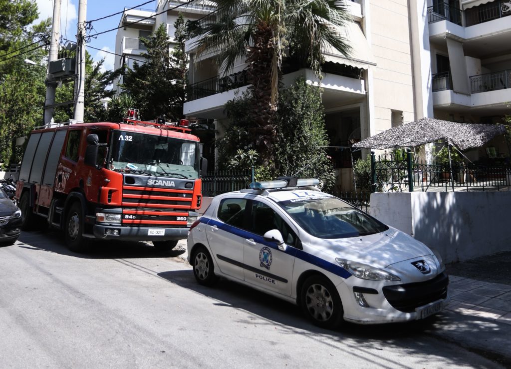 Ραφήνα: 44χρονος βρέθηκε κρεμασμένος και φιμωμένος σε μπαλκόνι πολυκατοικίας – Είχε σκοτώσει τη μητέρα του (Photos – Video)