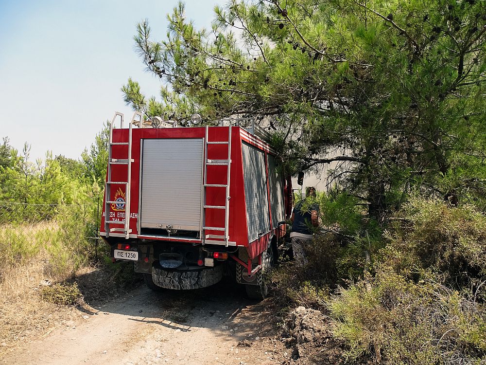 Υπό μερικό έλεγχο οι φωτιές σε Πάρνηθα και Κάλαμο