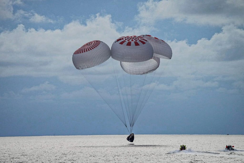 SpaceX: Το σκάφος με τους πρώτους τουρίστες του διαστήματος επέστρεψε στη Γη (Videos)