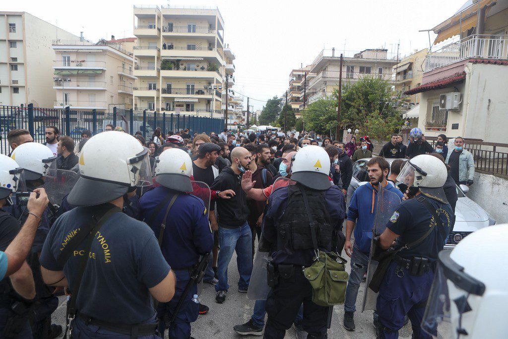 Aκροδεξιοί επιτέθηκαν στο αντιφασιστικό συλλαλητήριο της Θεσσαλονίκης (Videos)