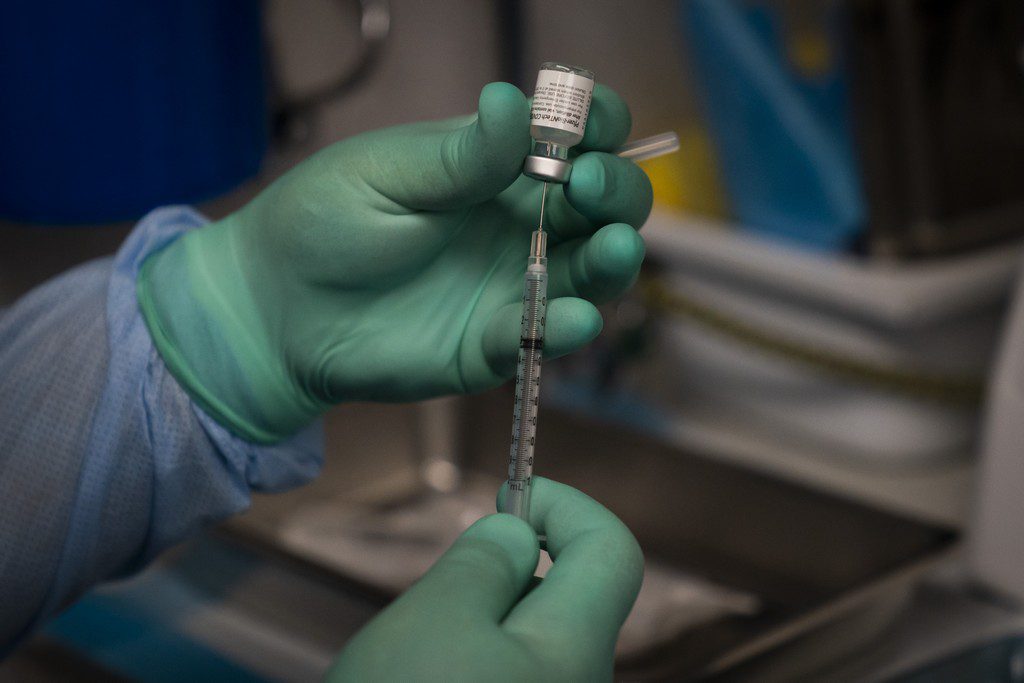 FDA: «Όχι» στην 3η δόση εμβολίου της Pfizer στο σύνολο του πληθυσμού