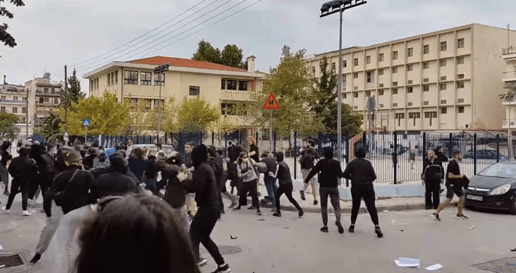 Θεσσαλονίκη: Επεισόδια και άγριο ξύλο έξω από σχολείο – Δύο φοιτητές σοβαρά τραυματισμένοι (Video- Photos)