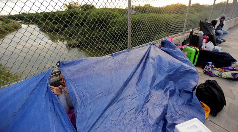 Πάνω από 10.000 μετανάστες, κατασκήνωσαν κάτω από γέφυρα στα νότια σύνορα των ΗΠΑ