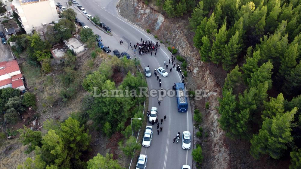 Λαμία: «Μπλόκο» της αστυνομίας σε οπαδούς του Ολυμπιακού (video)