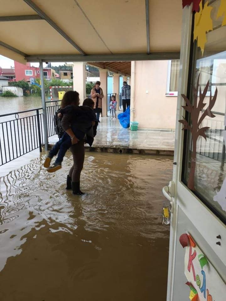 Κακοκαιρία «Μπάλλος»: Νέες εικόνες ντροπής από την Κέρκυρα – Εκπαιδευτικοί βγάζουν αγκαλιά μαθητές από τα πλημμυρισμένα σχολεία
