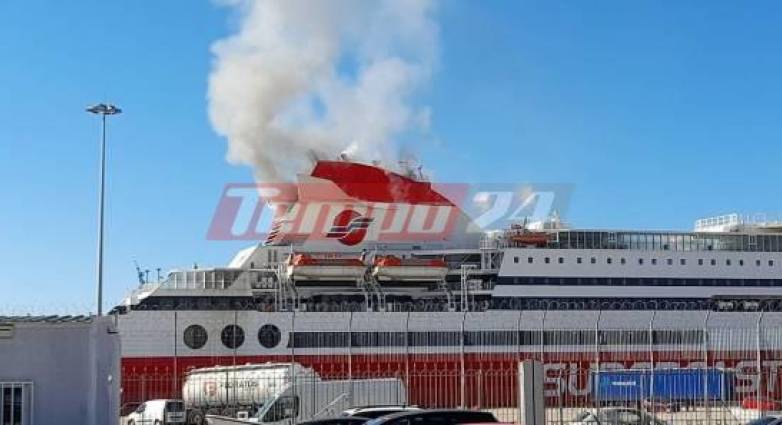 Φωτιά στο φουγάρο πλοίου στο λιμάνι της Πάτρας (Photos – Video)
