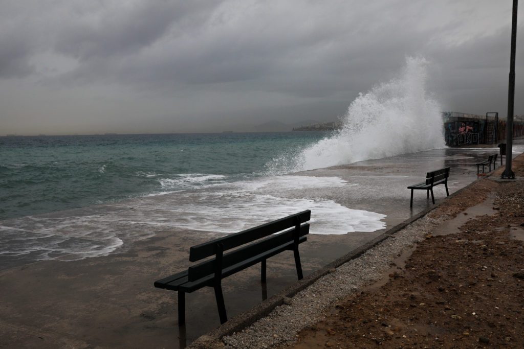 Κακοκαιρία «Μπάλλος»: «Χτυπά» Ιόνιο και Δυτική Ελλάδα με ισχυρές καταιγίδες – Ισχυρή νεροποντή και στην Αττική