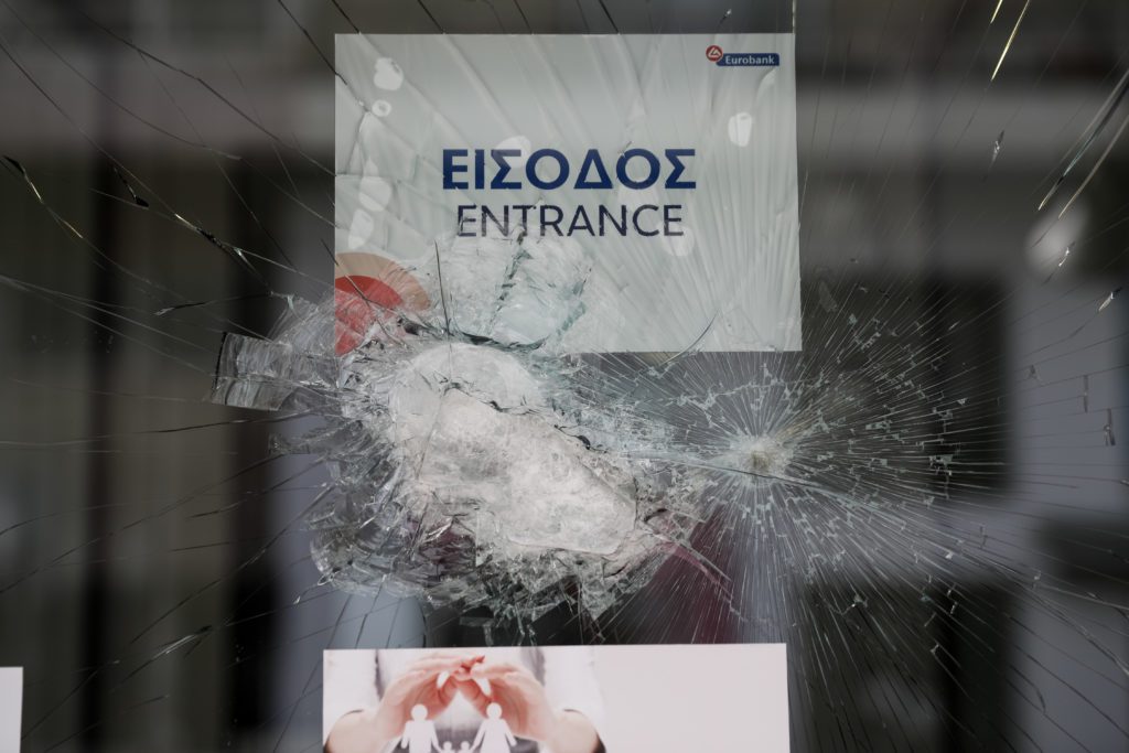Επιθέσεις με βαριοπούλες σε δύο τράπεζες σε Αμπελόκηπους και Χαλάνδρι
