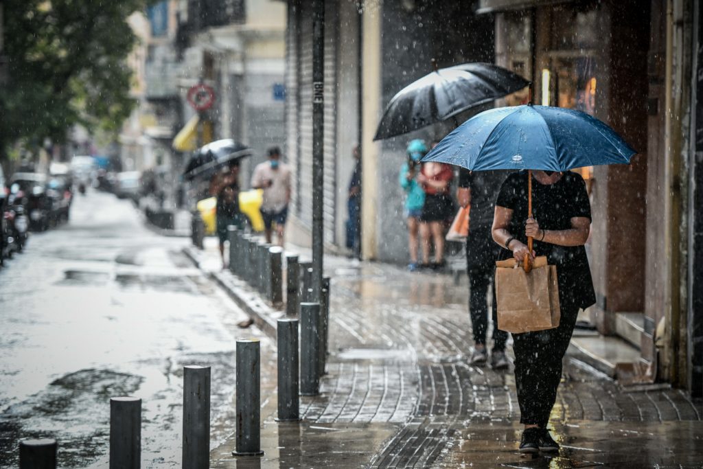 Κακοκαιρία: Σε εξέλιξη η επέλαση της «Αθηνάς» με καταιγίδες και θυελλώδεις ανέμους – Πού θα «χτυπήσει» τις επόμενες ώρες