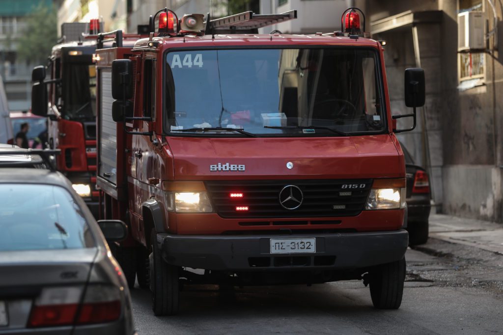 Φωτιά σε παλιό σπίτι στο κέντρο της Αθήνας – Κινητοποίηση της Πυροσβεστικής (Video)