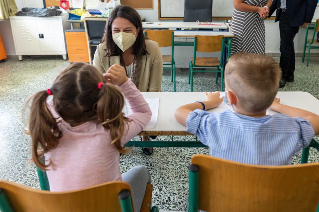 Βουλευτής ΝΔ ζητά από την Κεραμέως προσλήψεις εκπαιδευτικών για να μην εξαπλωθεί ο κορονοϊός από τη συγχώνευση σχολικών τμημάτων