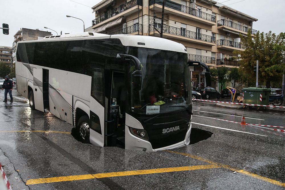 Θεσσαλονίκη: Λεωφορείο έπεσε σε γούβα πέντε μέτρων (Video)