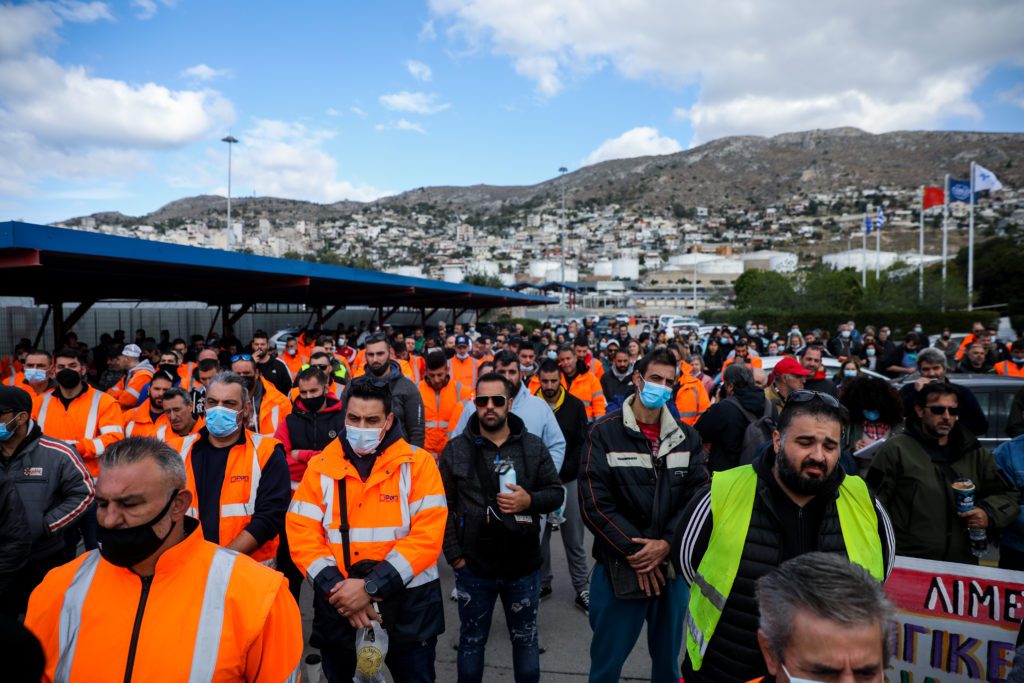 Δυναμική πορεία εργαζομένων της Cosco για τον θάνατο του 45χρονου εργάτη (Photos-Videos)