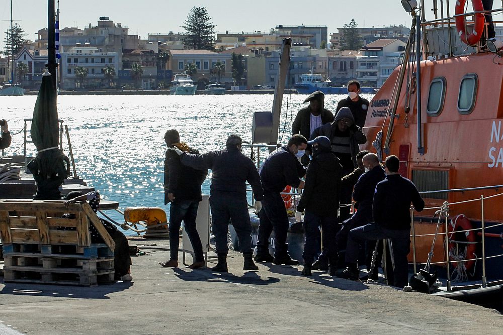 Τραγωδία στη Χίο: Τέσσερις μετανάστες νεκροί από βύθιση λέμβου (Photos – Video)