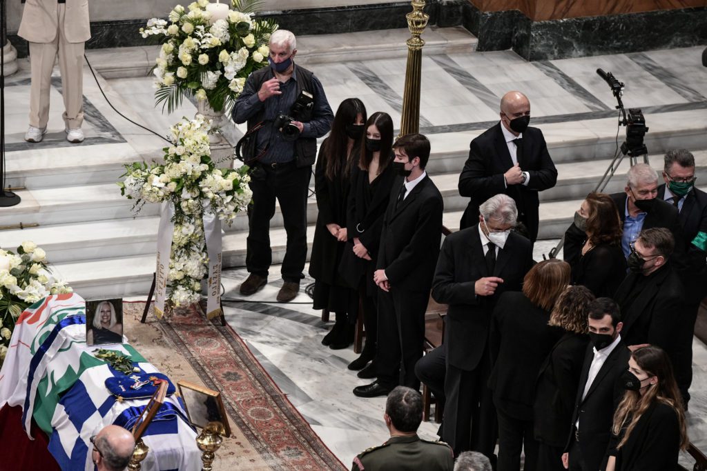 Ύστατο χαίρε στην αγωνίστρια Φώφη Γεννηματά – Πλήθος κόσμου στην κηδεία (Photos)