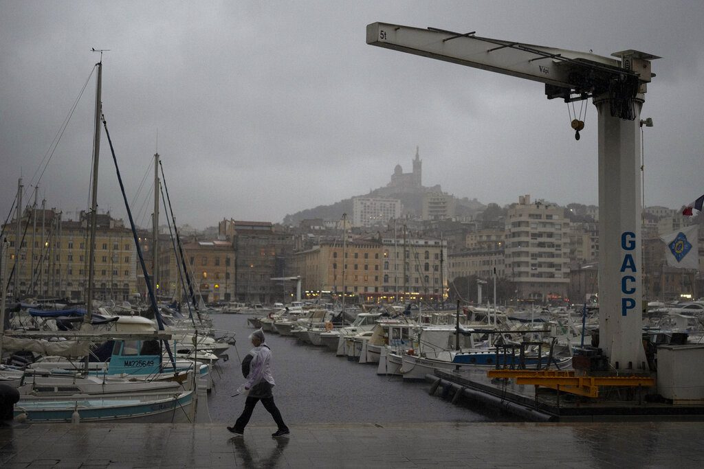 H καταιγίδα Ορόρ πλήττει τη Γαλλία – 120.000 νοικοκυριά χωρίς ηλεκτρικό ρεύμα