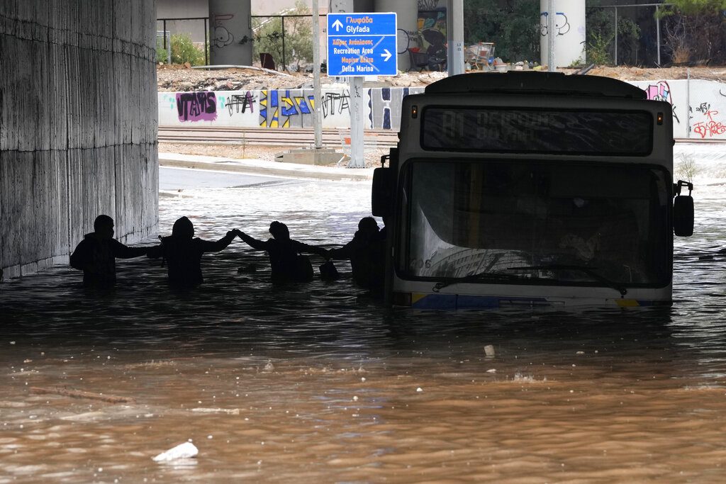 Εισαγγελική έρευνα για το «υποβρύχιο» λεωφορείο στην παλιά Ποσειδώνος