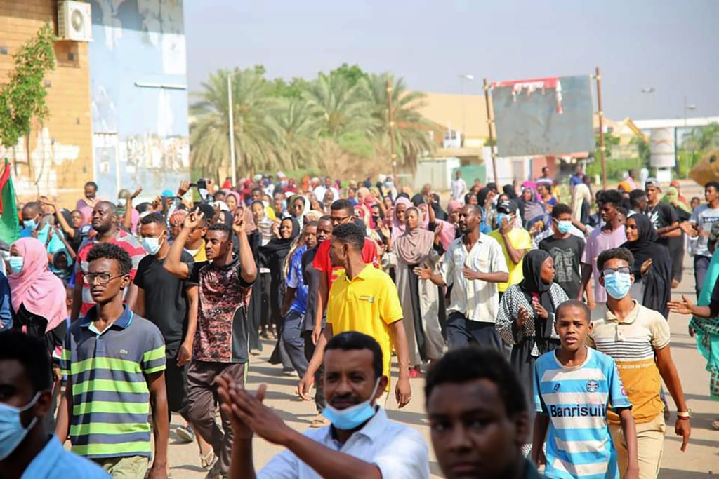 Διεθνής Τύπος: Αντιδρούν οι πολίτες του Σουδάν στο πραξικόπημα – Πενιχρή αύξηση μισθών εν μέσω κύματος ακρίβειας στη Βρετανία