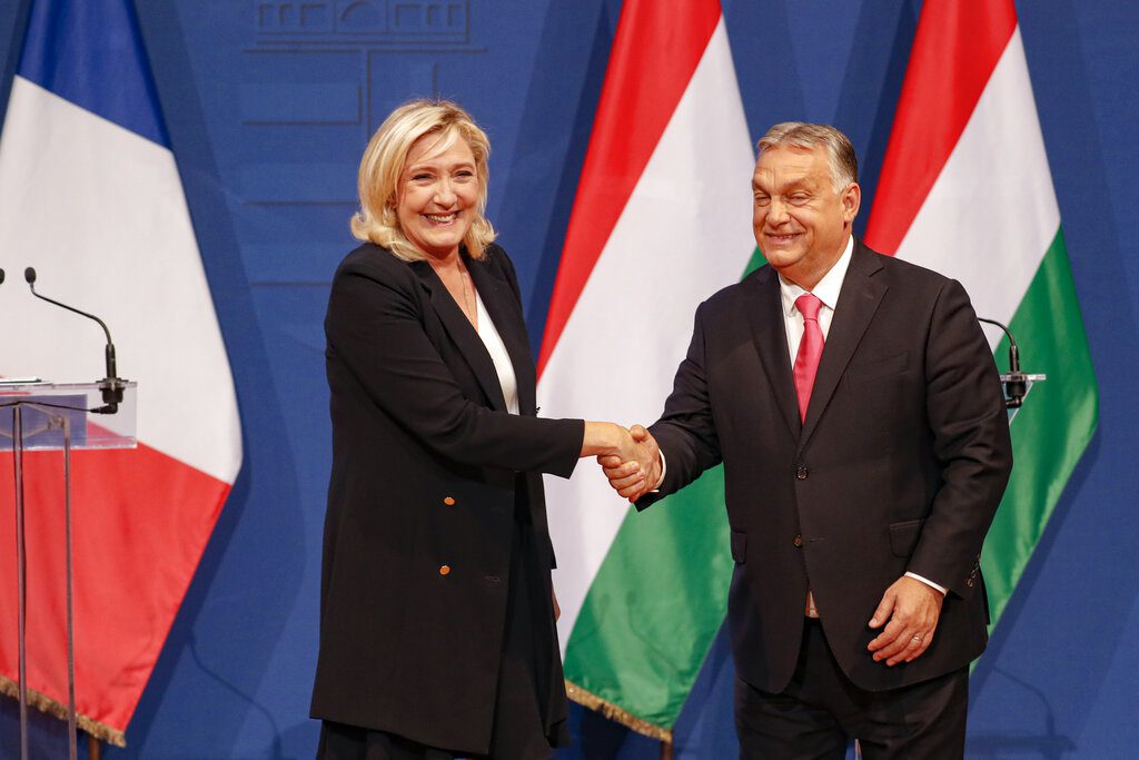 Βουδαπέστη: Στο πλευρό του Όρμπαν η Λεπέν – Επικρίνει την ΕΕ