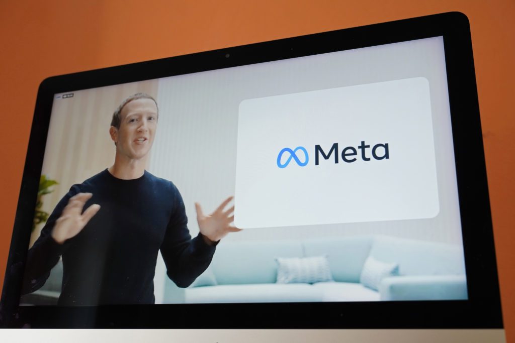 To Facebook γίνεται Meta και οι κατηγορίες πληθαίνουν