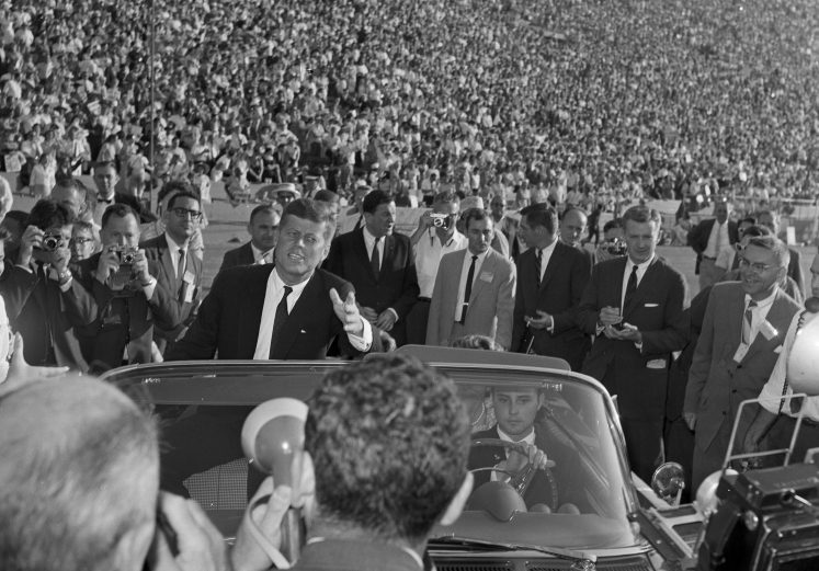 Ο Μπάιντεν αναβάλλει τον αποχαρακτηρισμό των απόρρητων αρχείων για τη δολοφονία του JFK