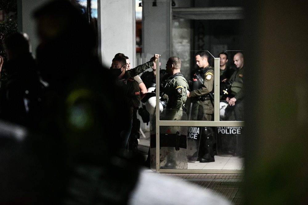 Σπίρτζης-Καλαματιανός: Αστυνομία Άγριας Δύσης και ανεξέλεγκτη οπλοκατοχή έφερε το κυβερνητικό δόγμα