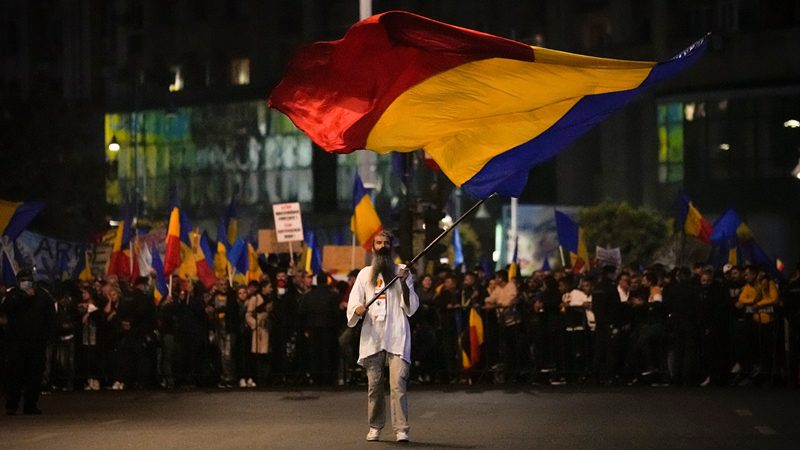 Ρουμανία: Ρεκόρ κρουσμάτων αλλά και διαδήλωση εναντίον του εμβολιασμού στο Βουκουρέστι