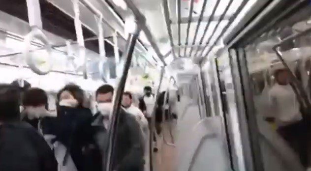 Iαπωνία: 24χρονος ντυμένος Τζόκερ είναι ο δράστης της επίθεσης με μαχαίρι σε τρένο στο Τόκιο (video)