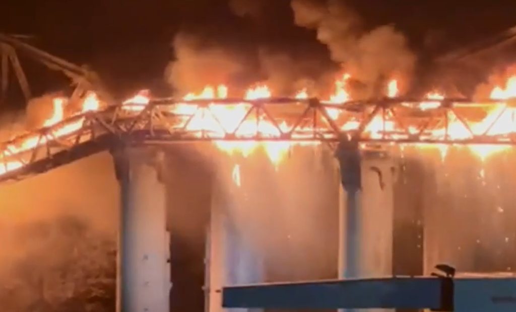 Iταλία: Κατέρρευσε στη Ρώμη μέρος ιστορικής μεταλλικής γέφυρας εξαιτίας πυρκαγιάς (video)