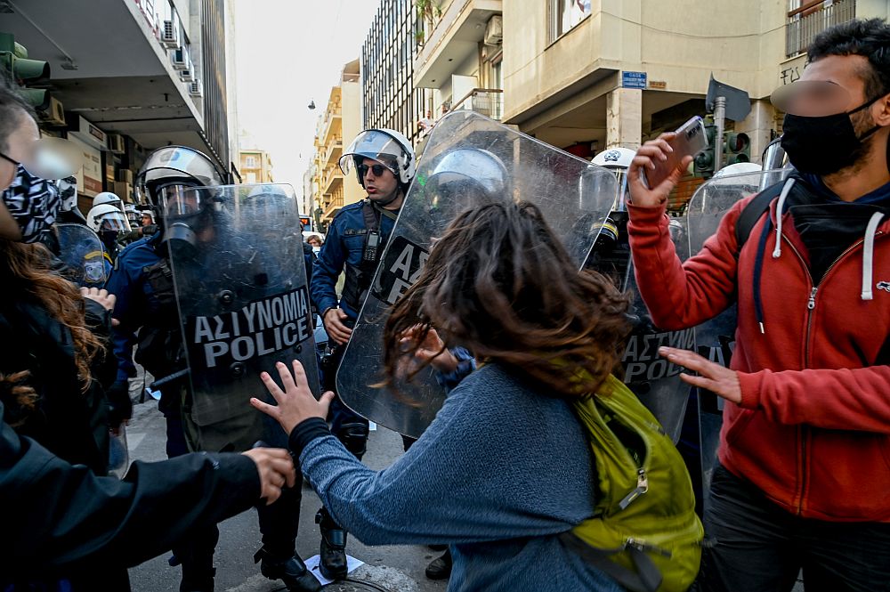 Στο «μικροσκόπιο» της εισαγγελίας το βίντεο – ντοκουμέντο με τον αστυνομικό που σπάει τζαμαρία στα Εξάρχεια