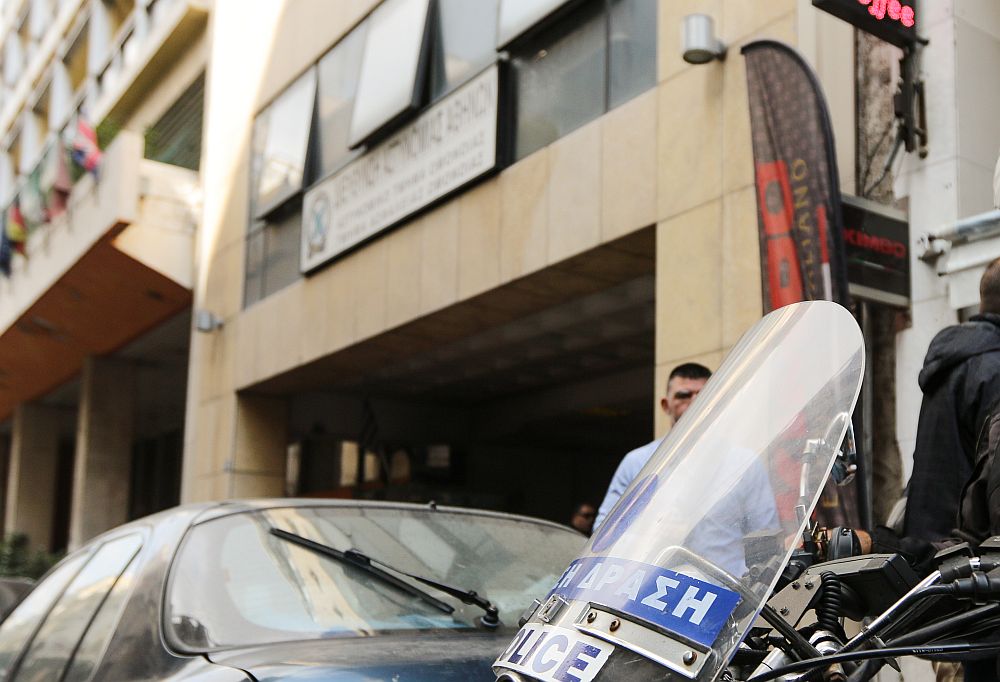 «Κλειστόν» λόγω έλλειψης προσωπικού το ΑΤ Ομόνοιας – Τι απαντά ο Θεοδωρικάκος