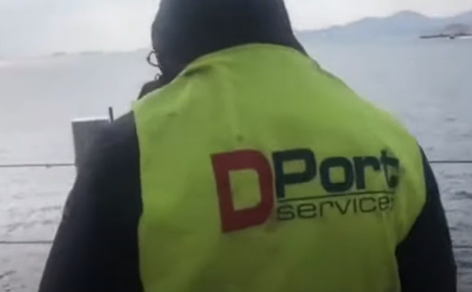 Απεργοί Cosco: Εστειλαν μήνυμα στα πλοία που βρίσκονται στη ράδα του Πειραιά (Video)