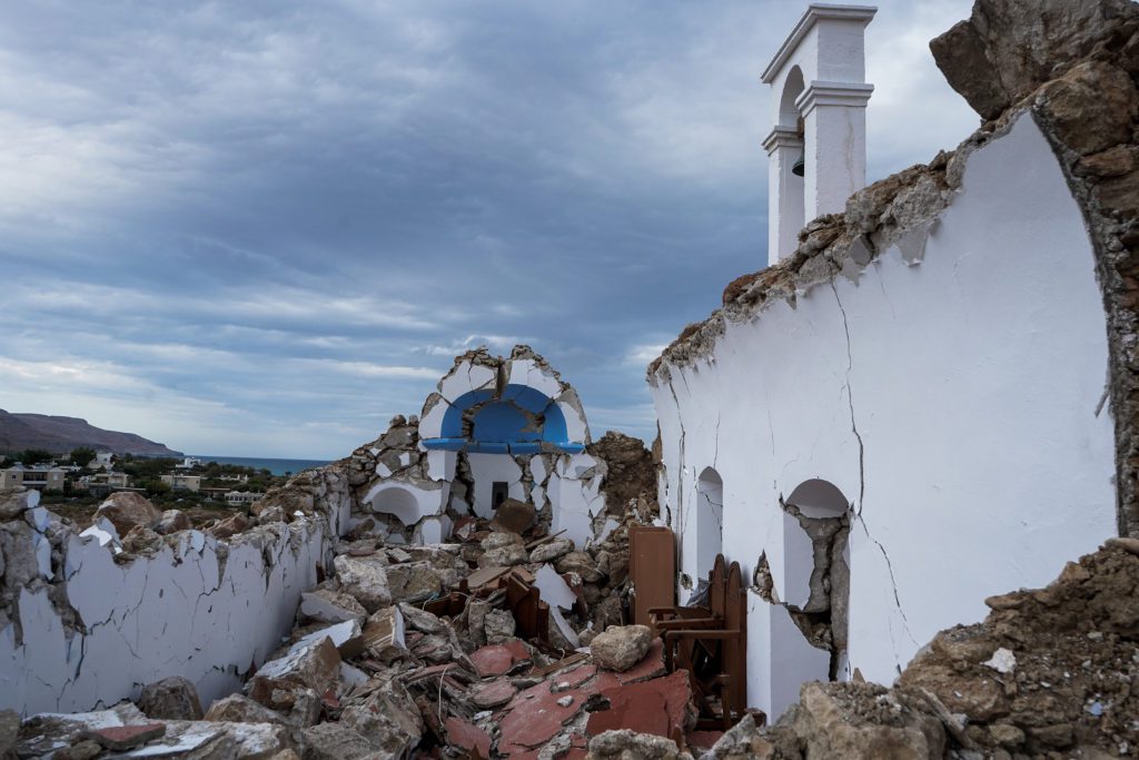 Ισχυρός σεισμός 6,3 Ρίχτερ στην Κρήτη: Ζημιές σε κτίρια και κατολισθήσεις – Κατέρρευσε εκκλησάκι (Photos – Video)