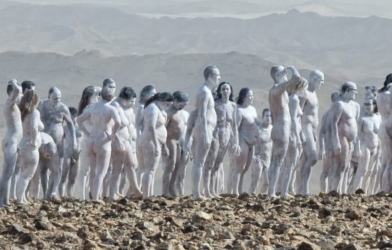 Διακόσιοι άνθρωποι πόζαραν γυμνοί στον φακό του Σπένσερ Τιούνικ για να σώσουν τη Νεκρά Θάλασσα